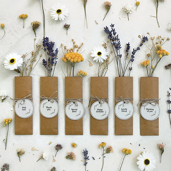 East of India Kraft zakje met droogbloemen "Happy birthday"