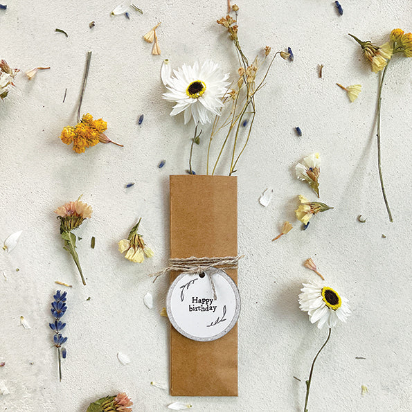 East of India Kraft zakje met droogbloemen "Happy birthday"