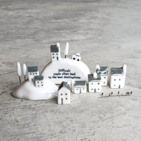 East of India - Porseleinen beeldje 'Difficult roads'