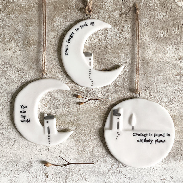 East of India - Porseleinen hangertje 'Courage'