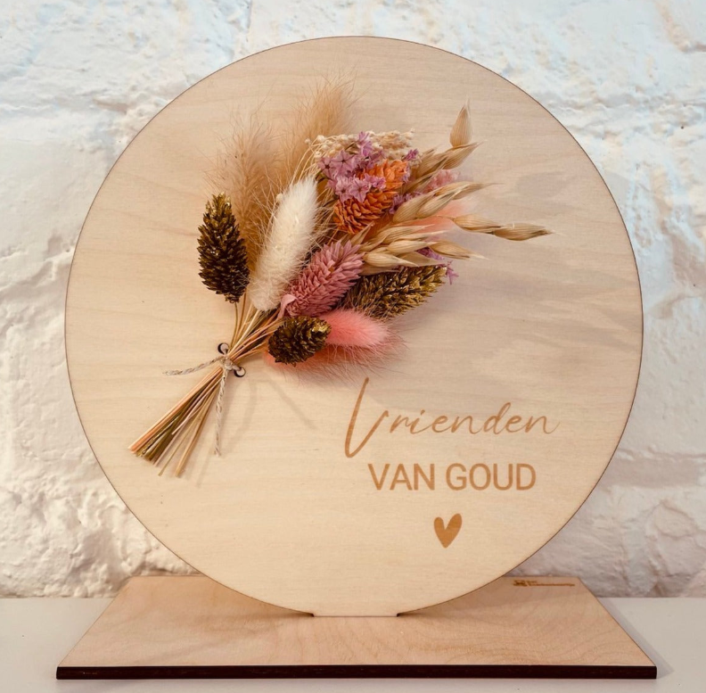 Houten schijf op voet met tekst naar keuze + Droogbloemen