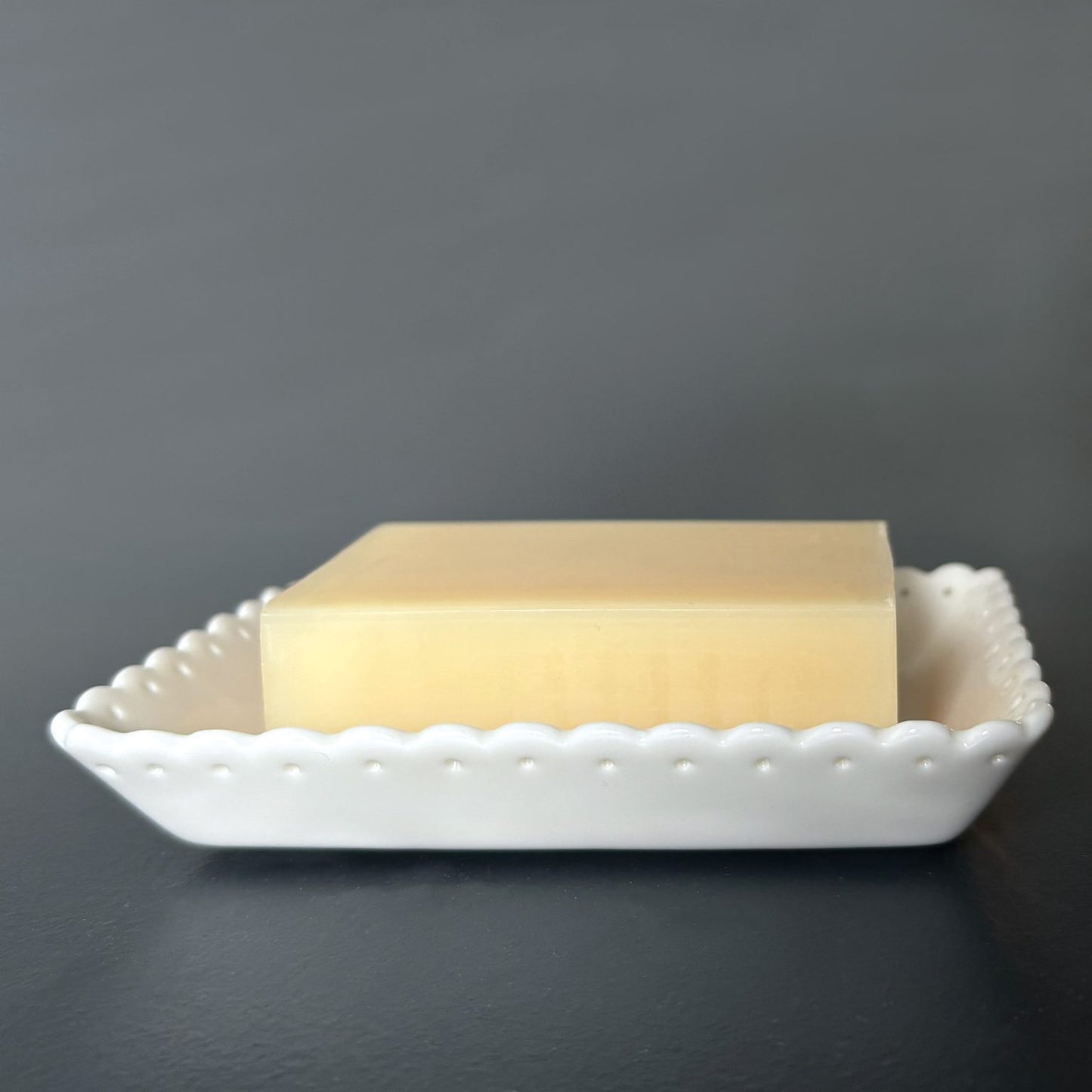 East of India - scallop soap dish 'Blooming'