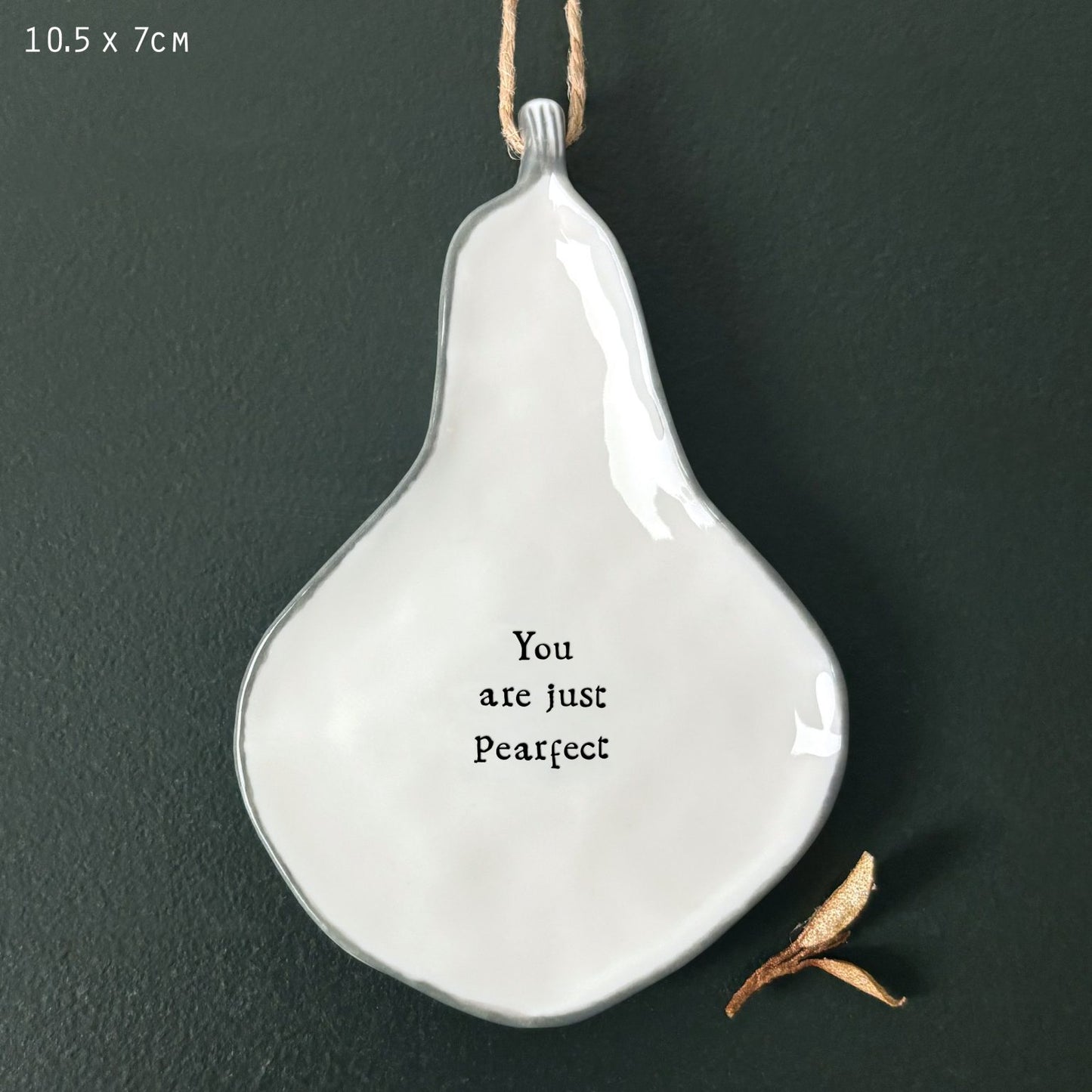 East of India - Porseleinen hangertje 'You are just Pearfect'