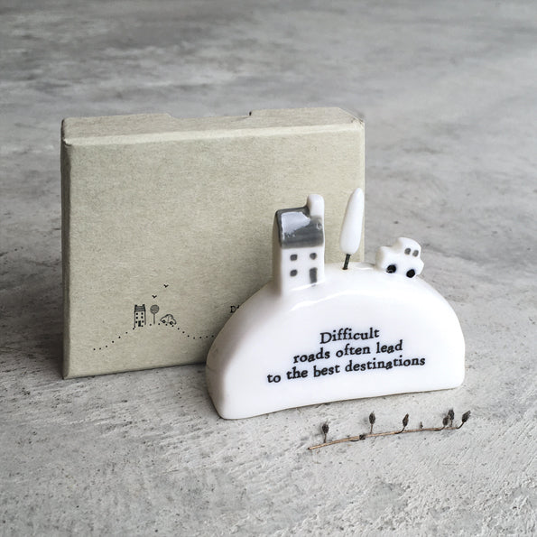 East of India - Porseleinen beeldje 'Difficult roads'