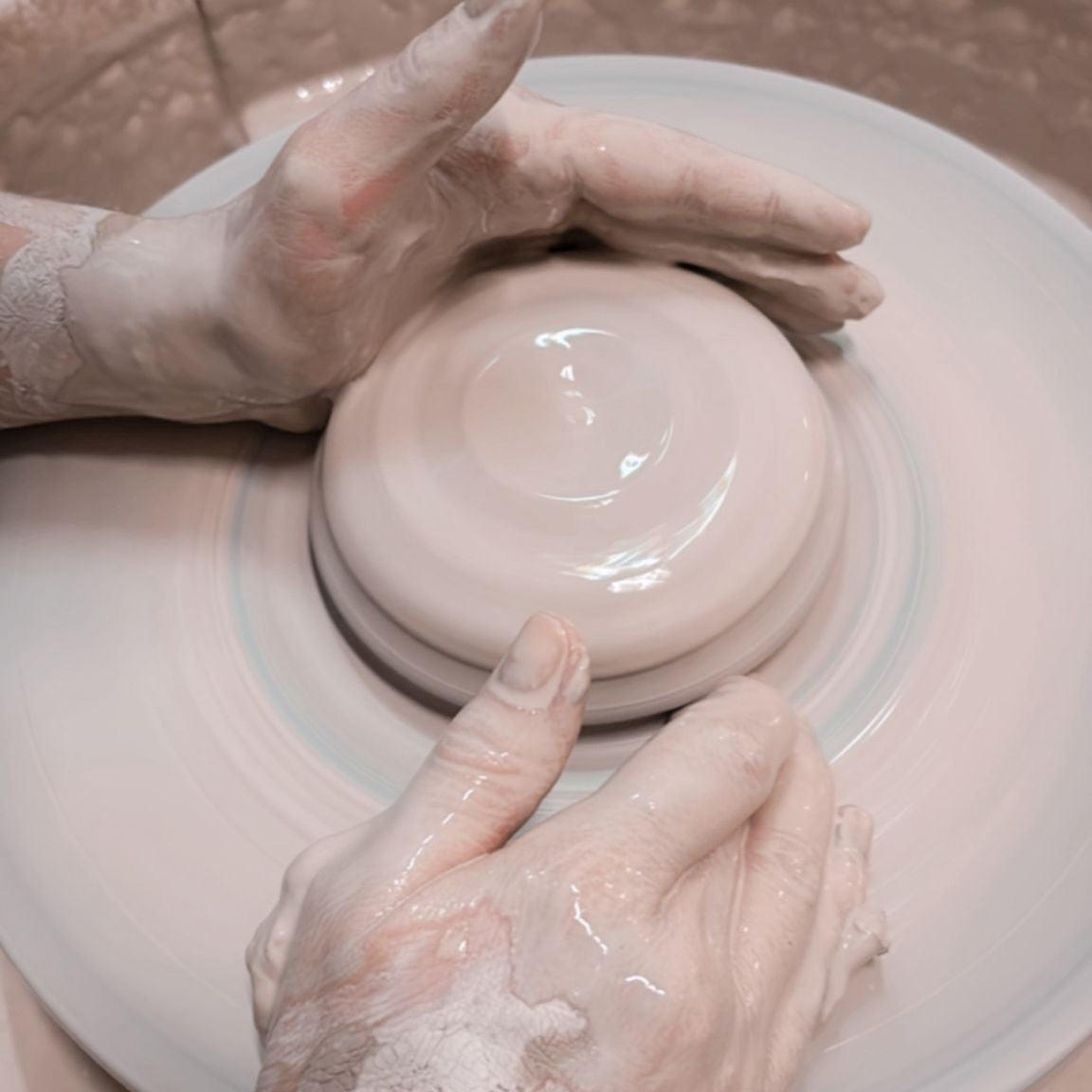 Keramiekworkshop voor groepen – draaien & handopbouw